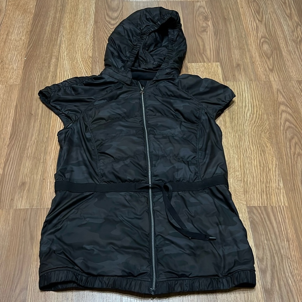 Lulul spring fling camo puffy vest sz 6